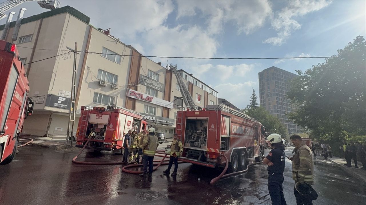 Bağcılar'da tekstil atölyesinin çatısında çıkan yangın söndürüldü