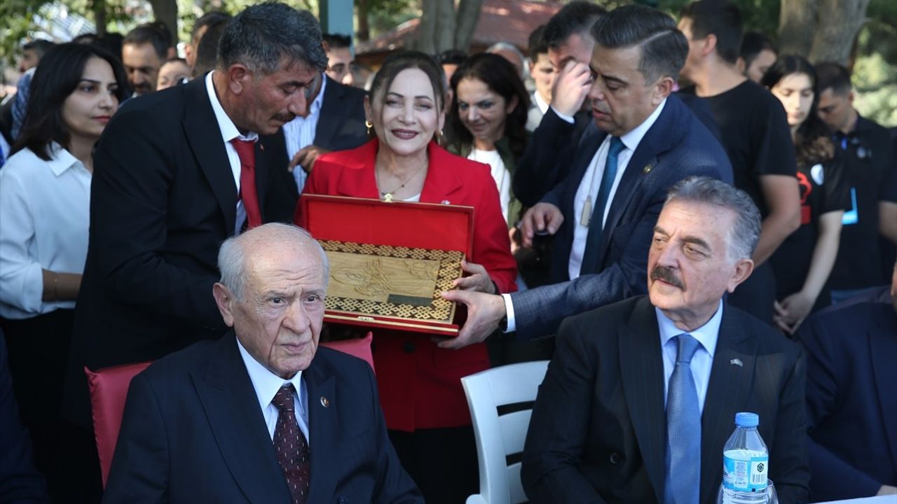 Bahçeli, Malazgirt Zaferi'nin 954. Yılında Ahlat'ta Partililer ve Vatandaşlarla Buluştu
