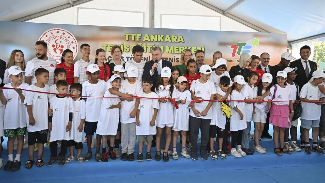 Bakan Bak: Türkiye'de spor tesisi devrimiyle tenis eğitimi güçleniyor