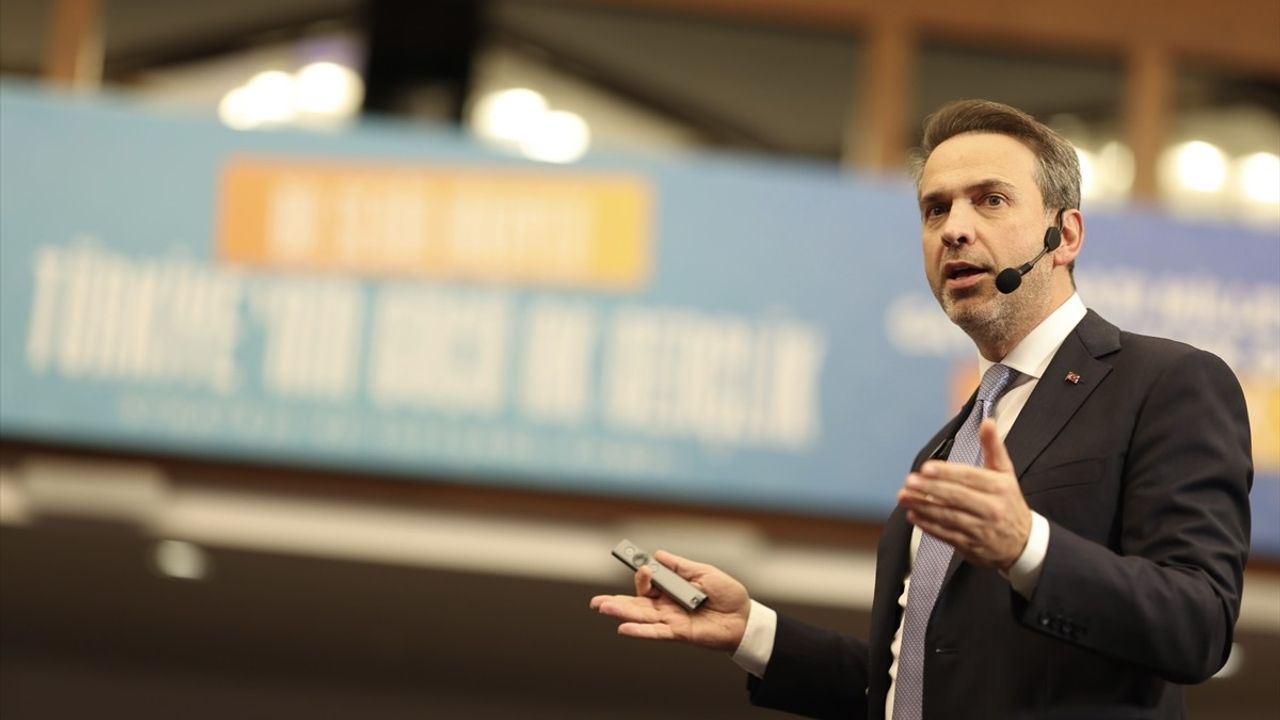 Bakan Bayraktar, 'Türkiye'nin Gücü AK Gençlik Strateji ve İstişare Toplantısı'nda enerji politikalarını açıkladı