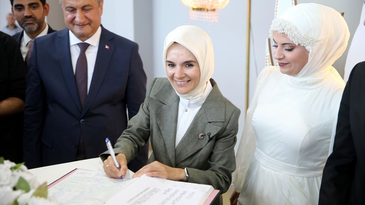 Bakan Göktaş Karabük'te: 'Aile ve Gençlik Fonu' yararlanıcısı çiftin nikahına katıldı