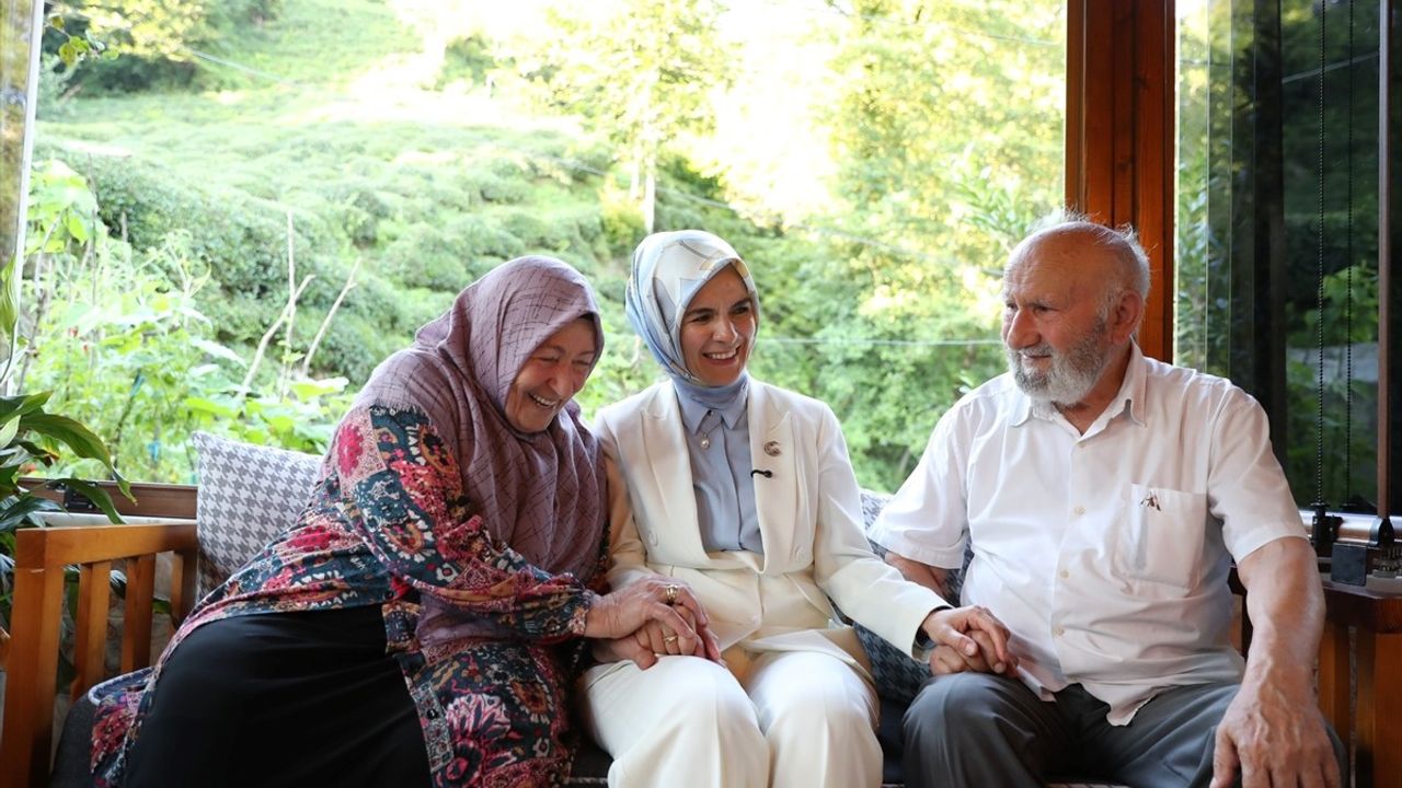 Bakan Göktaş Rize'de 63 yıllık Kanbur çiftini ziyaret etti, çay hasadına katıldı