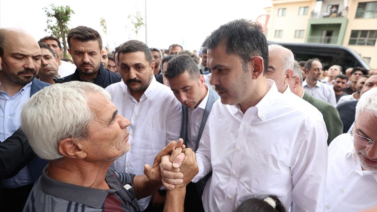 Bakan Kurum, Adıyaman'da Depremzede Aileyi Ziyaret Etti