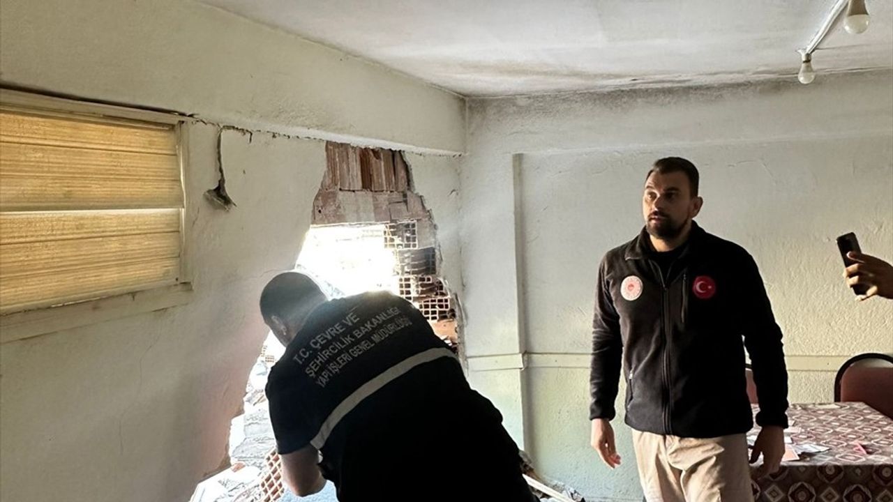 Bakan Kurum: Balıkesir'deki Depremde 1 Yıkık, 13 Ağır Hasarlı Yapı Tespit Edildi