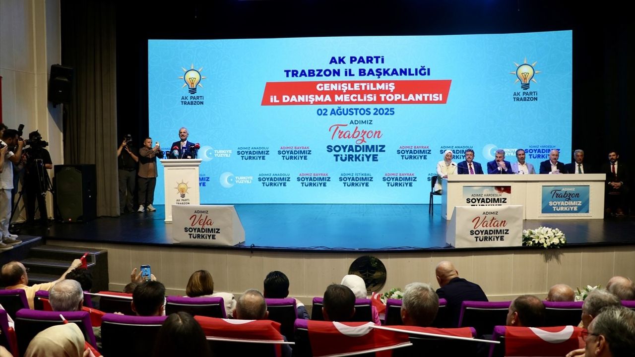 Bakan Uraloğlu, AK Parti Trabzon Toplantısında Hizmet Vurgusu Yaptı