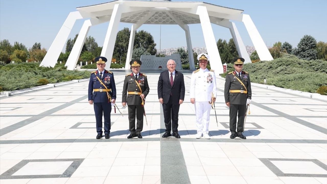 Bakan Yaşar Güler Devlet Mezarlığı'nı Ziyaret Etti: 30 Ağustos Zafer Bayramı ve TSK Günü Mesajı