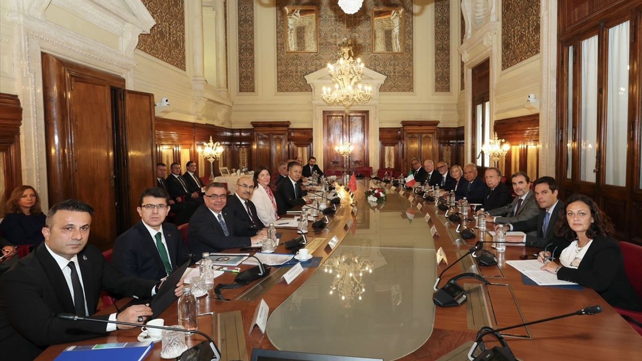 Bakan Yerlikaya, İtalya İçişleri Bakanı Piantedosi ile Güvenlik Konularını Görüştü