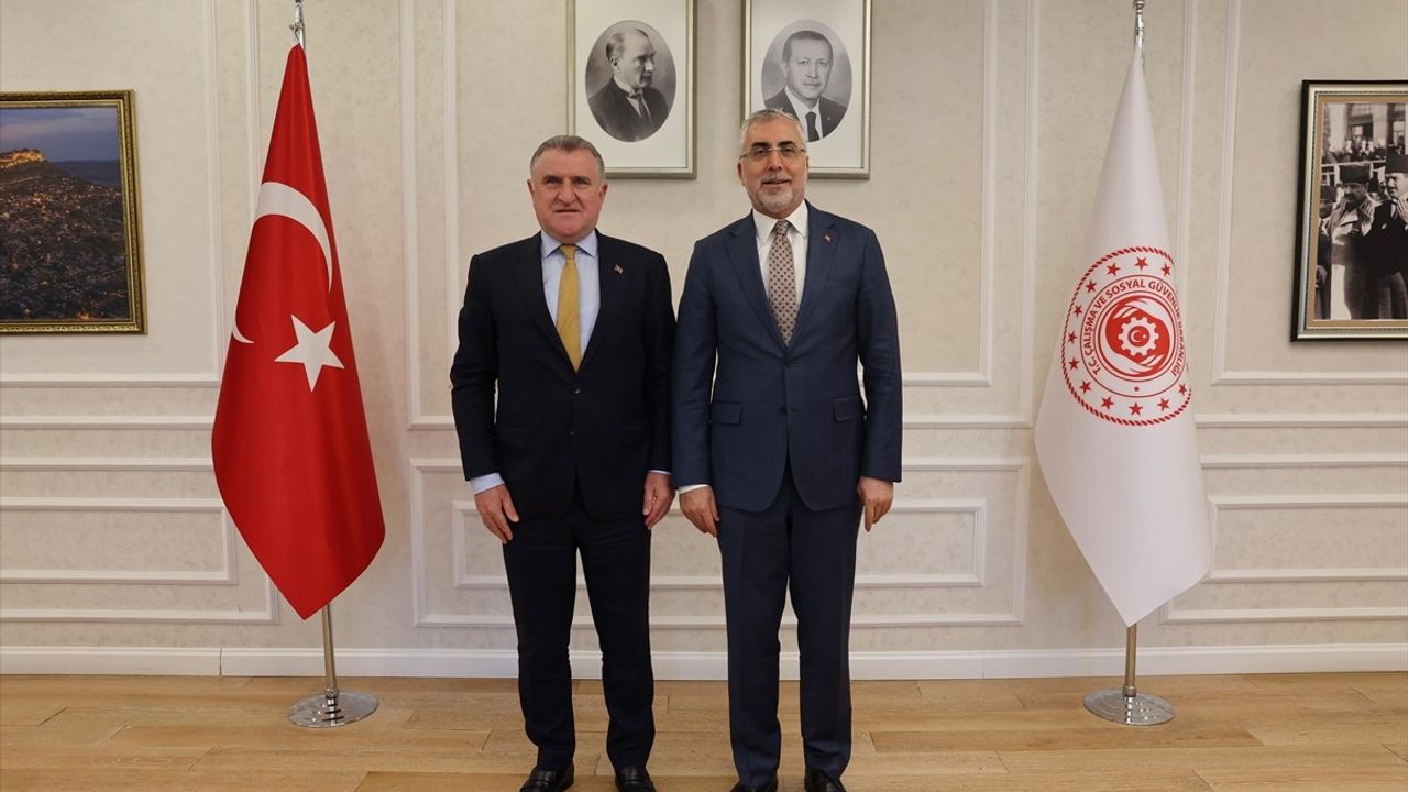 Bakanlar Işıkhan ve Bak Gençlere Yönelik Projaları Görüştü