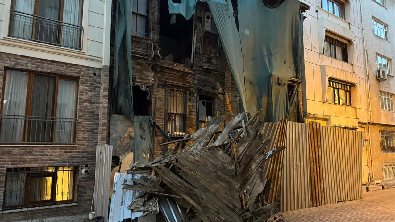 Bakırköy'de Metruk Binada Kısmi Çökme Olayı