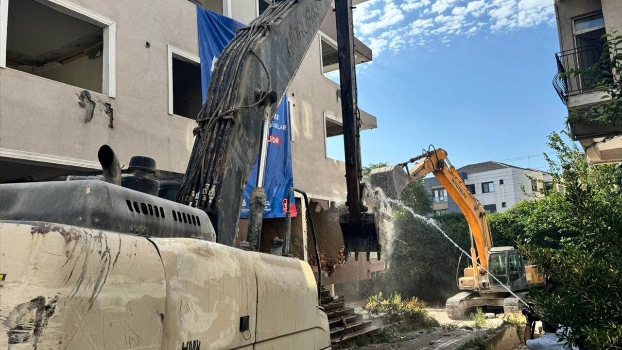 Bakırköy Yeşilköy'de 'yüksek riskli' bina kentsel dönüşüm kapsamında yıkıldı