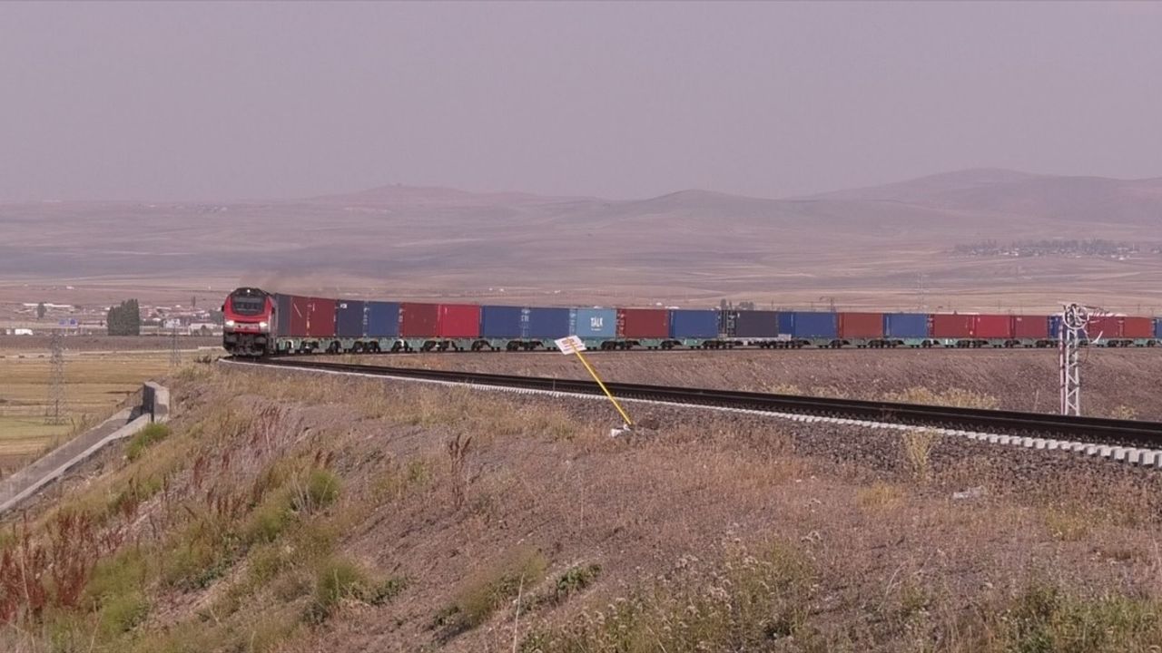 Bakü-Tiflis-Kars Demiryolu ile 7 Ayda 250 Bin Ton Yük Taşındı