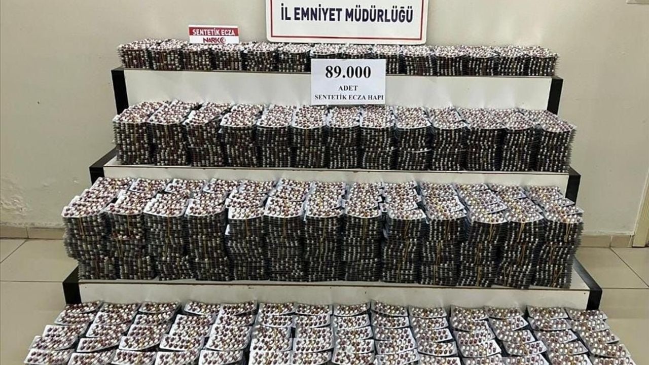 Balıkesir Burhaniye'de Uyuşturucu Operasyonu: 89 Bin Sentetik Ecza Hapı Ele Geçirildi