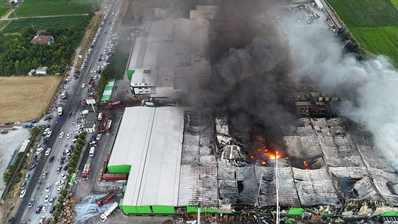 Balıkesir'de 2 İşçinin Ölümüne Neden Olan Fabrika Yangınına Dair Güvenlik Kamerası Görüntüleri Ortaya Çıktı