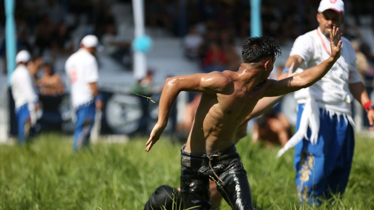 Balıkesir'de 65. Kurtdereli Mehmet Pehlivan Yağlı Güreşleri kortejle başladı