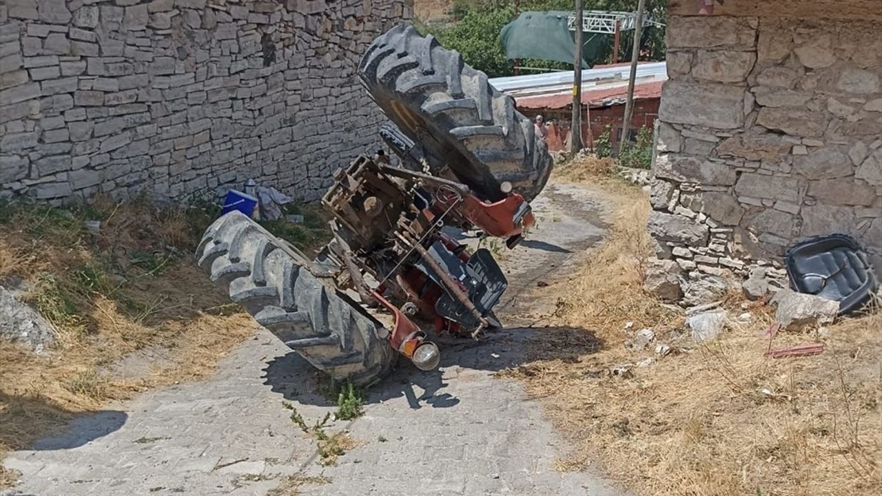 Balıkesir'de Devrilen Traktör, Sürücüsünü Hayatından Etti