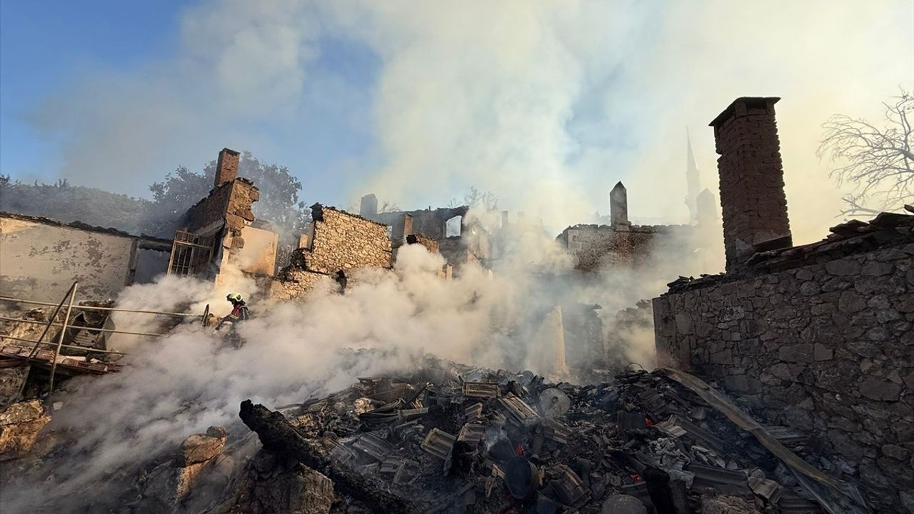 Balıkesir'de Yangın: 15 Ev Kullanılamaz Hale Geldi
