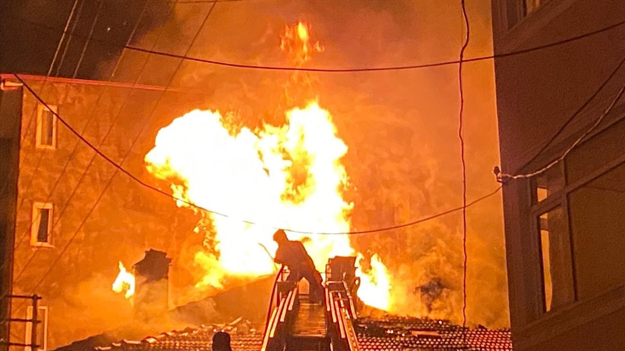 Balıkesir'de yangın: Dursunbey'de iki evde maddi hasar oluştu