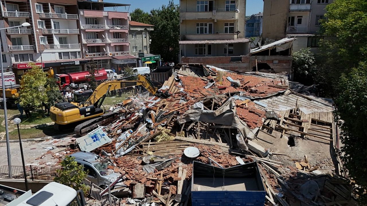 Balıkesir'deki 6,1 Büyüklüğündeki Depremde Yıkılan Bina İçin Enkaz Kaldırma Çalışmaları Başladı