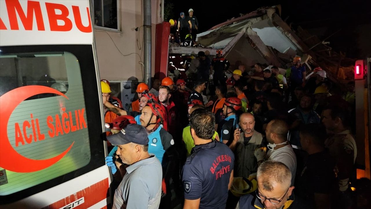 Balıkesir'deki Depremde Kurtarılan Kişi Sayısı 6'ya Ulaştı