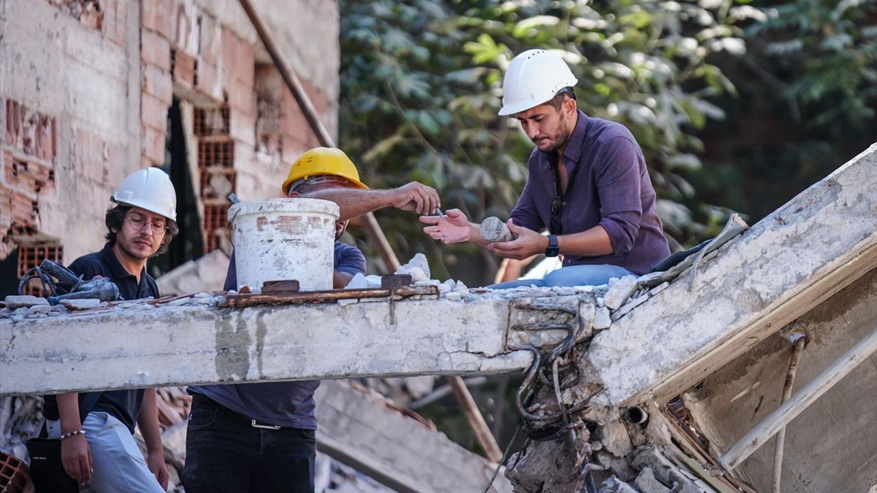 Balıkesir'deki Depremde Yıkılan Binadan Karot Örneği Alındı