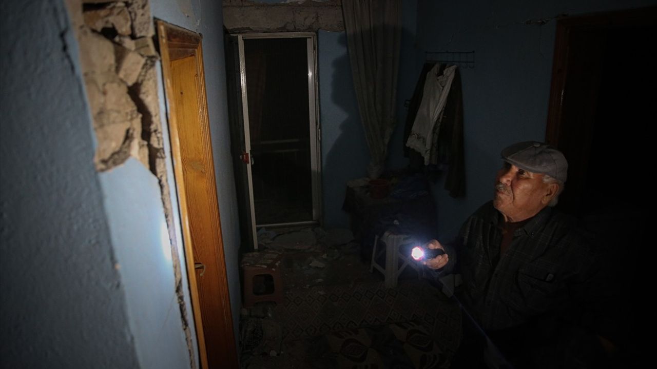 Balıkesir Sındırgı'da 6,1 Büyüklüğünde Deprem: Kırsal Mahallelerden İlk Yansımalar