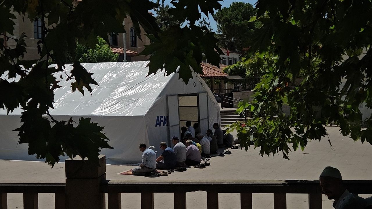 Balıkesir Sındırgı'da 6,1'lik Deprem: Şerif Paşa Camisi'nde Hasar ve Güvenlik Kamerasına Yansıyan Anlar