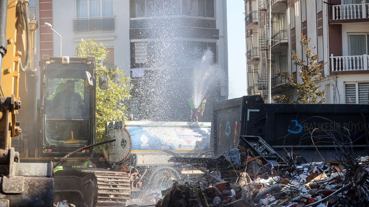 Balıkesir Sındırgı'da Depremde Yıkılan Bina Enkazı Kaldırılıyor