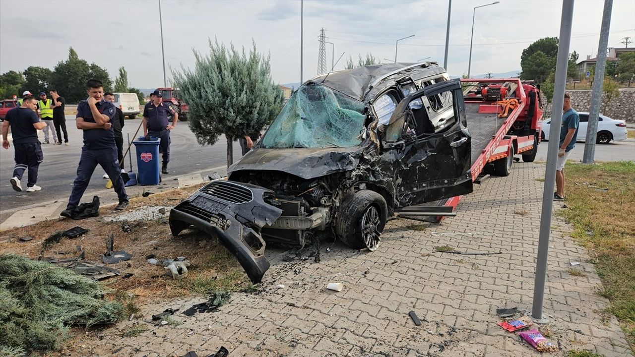 Balıkesir Sındırgı'da işçi servisi ile hafif ticari araç çarpıştı: 4 yaralı