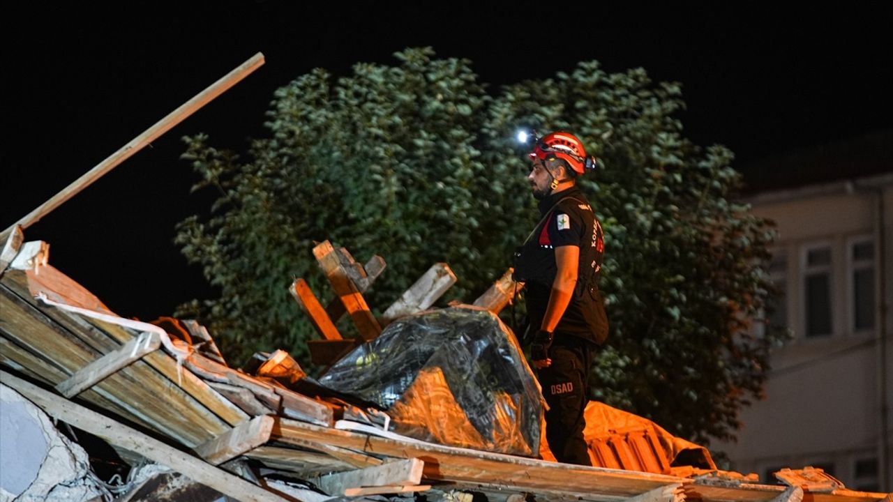 Balıkesir Sındırgı'daki 6,1 Büyüklüğündeki Depremin Yol Açtığı Yıkım Dronla Görüntülendi
