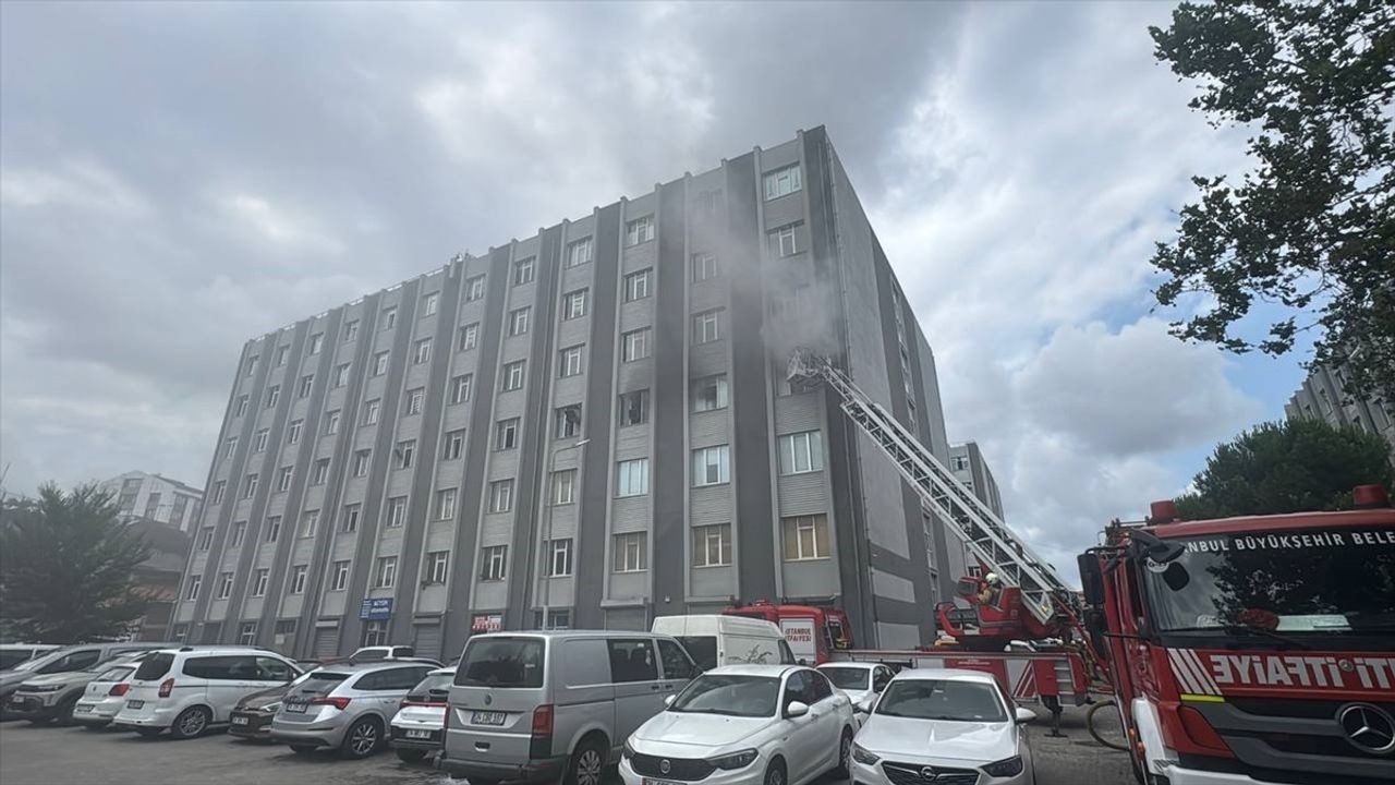 Başakşehir'de Çorap İmalathanesinde Yangın: Hasar Oluştu