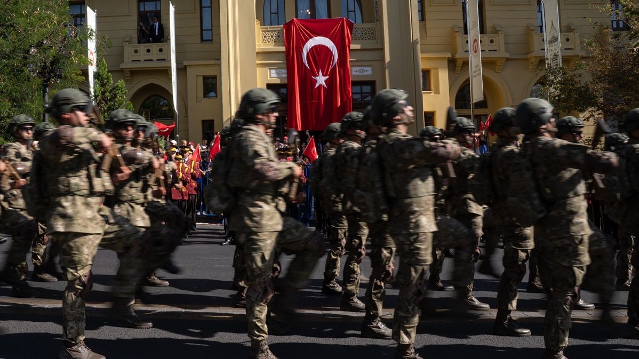 Başkentte 30 Ağustos Zafer Bayramı Resmi Geçit Töreni: TBMM'den Birinci Meclis'e Yürüyüş