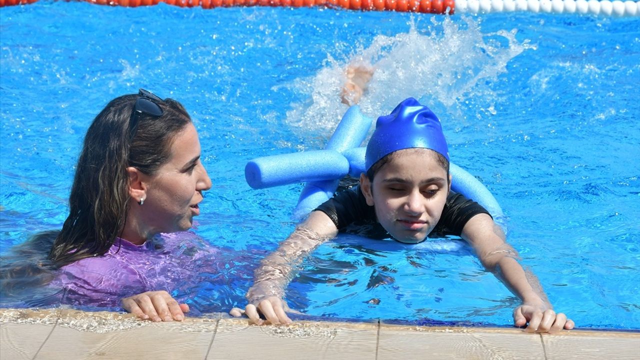 Batman'da 'Yüzme Bilmeyen Kalmasın' kapsamında görme engelli çocuklar yüzme öğreniyor