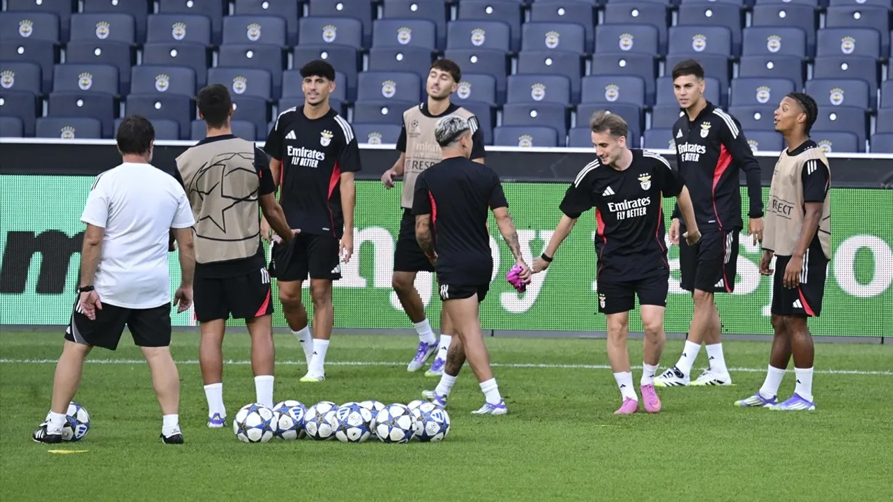 Benfica, Fenerbahçe maçı öncesi Chobani Stadı'nda son antrenmanını tamamladı