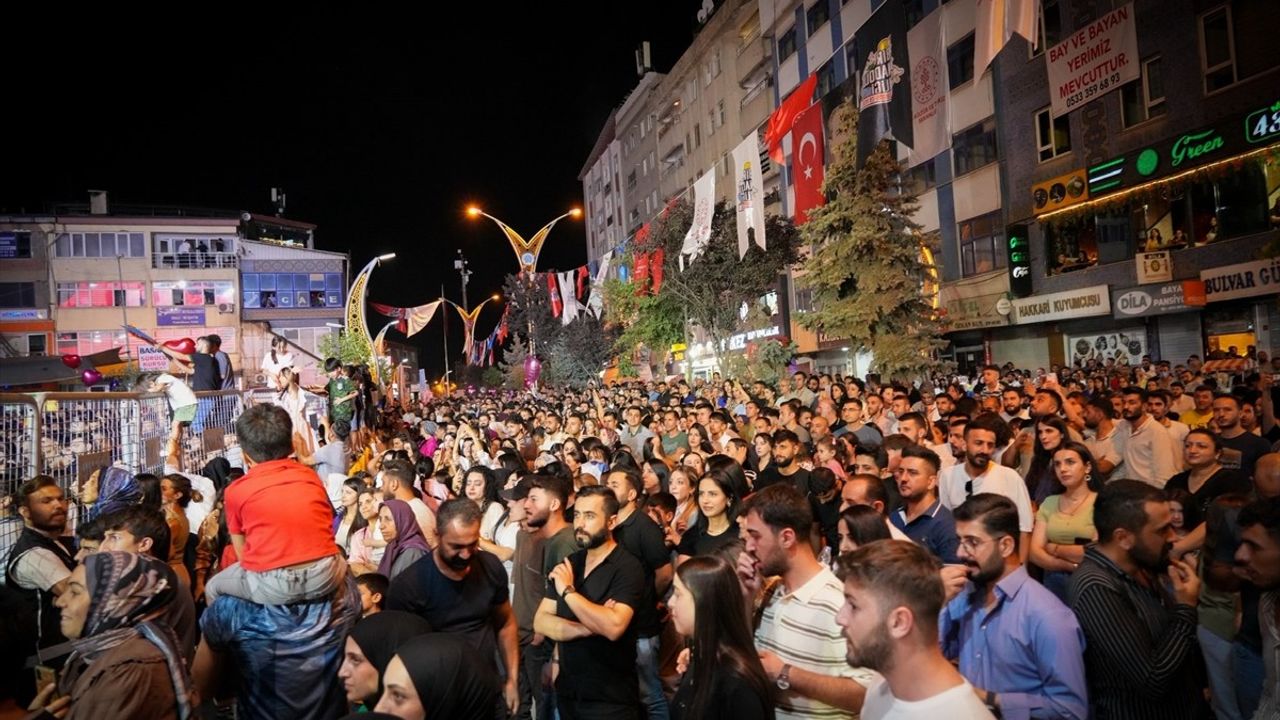 Bengü, 'Bir Anadolu Şenliği' kapsamında Hakkari Bulvar Caddesi'nde ilk kez sahne aldı