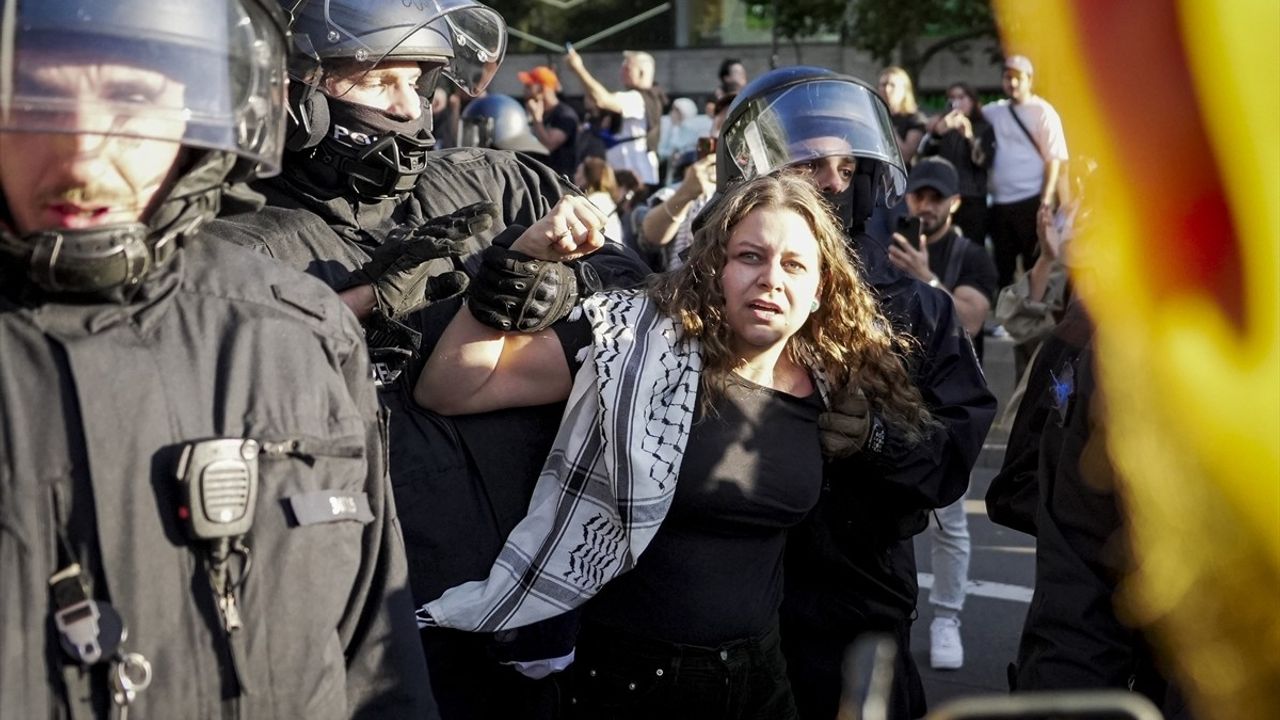 Berlin'de Filistin Destek Eylemine Polis Müdahalesi