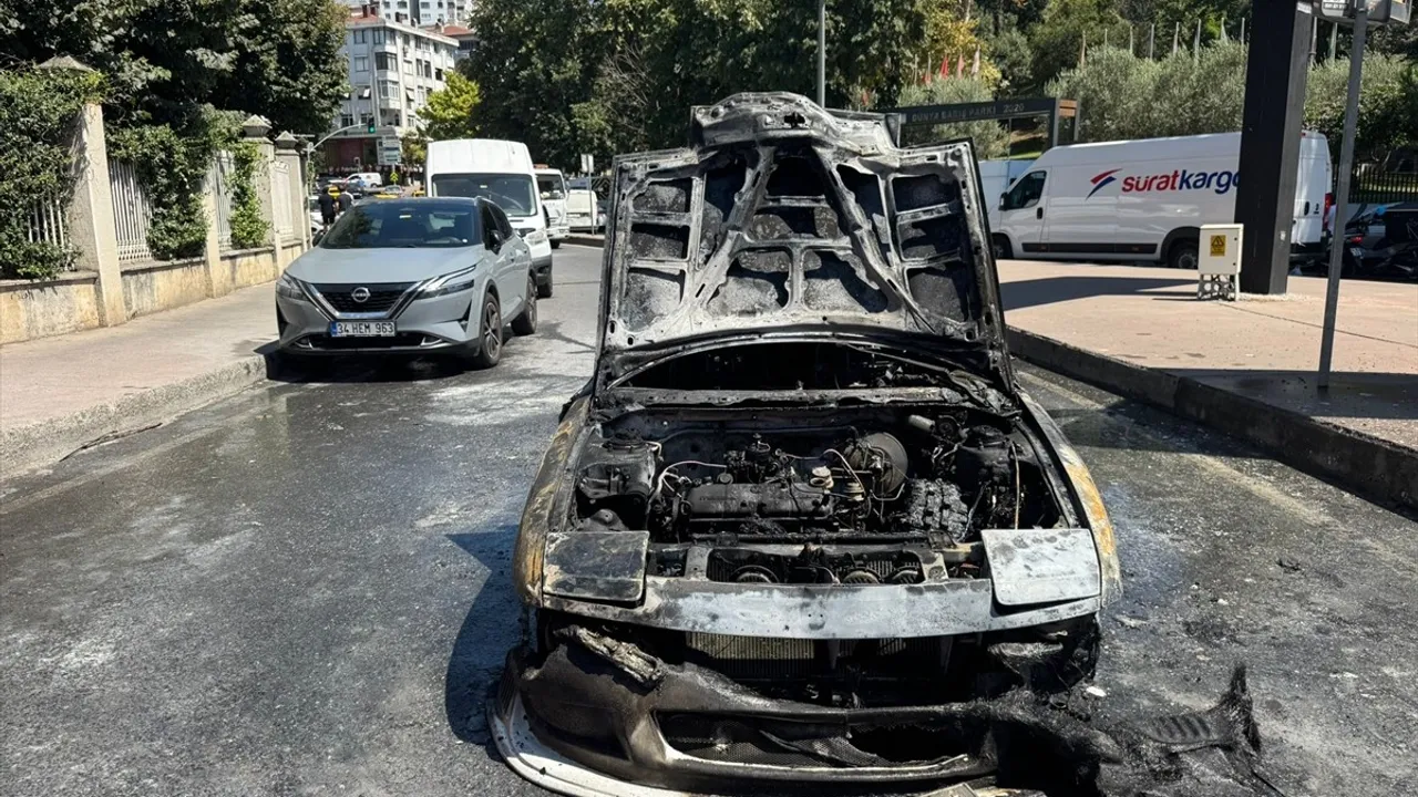 Beşiktaş'ta seyir halindeki otomobilde yangın söndürüldü
