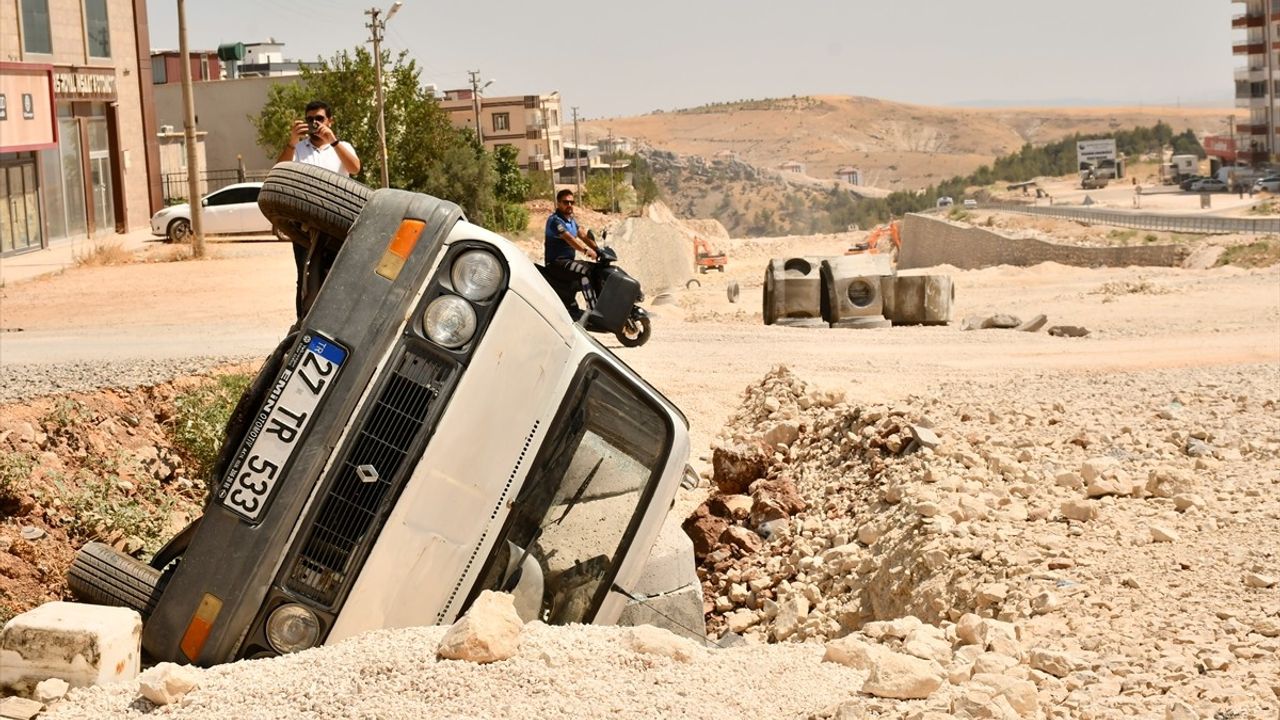 Besni çevre yolunda otomobil devrildi: 5 kişi yaralandı