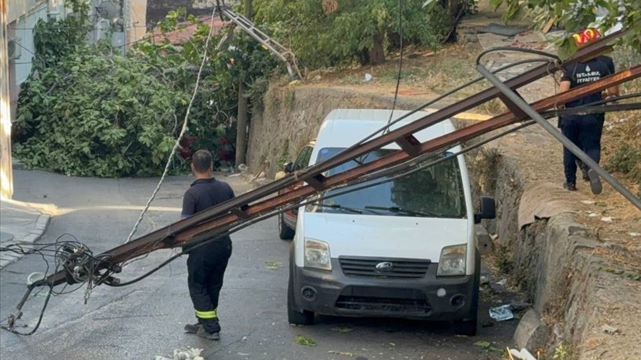 Beyoğlu'nda Devrilen Ağaçlar Park Halindeki Araçlara Zarar Verdi