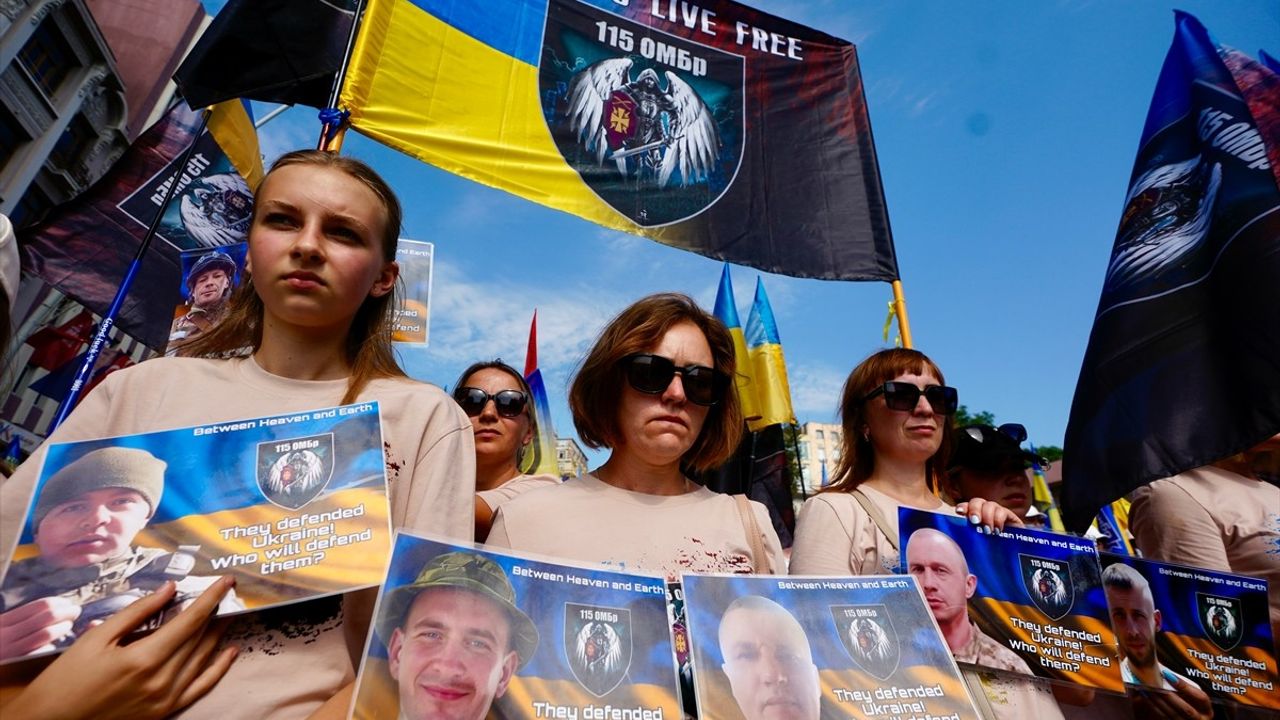 Beyoğlu'nda Ukraynalılardan esir askerler için eylem: Şişhane'de Rusya protestosu