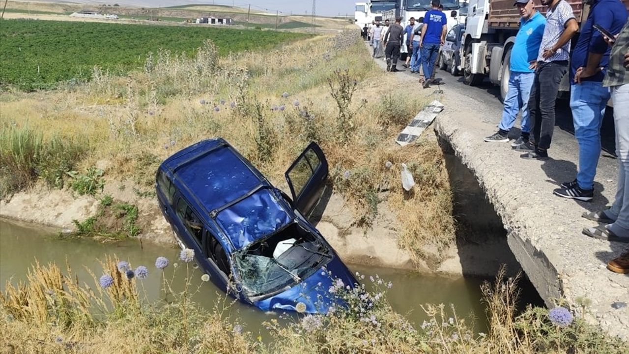 Bitlis Ahlat'ta Kanala Düşen Otomobilde 1 Kişi Hayatını Kaybetti, 2 Yaralı