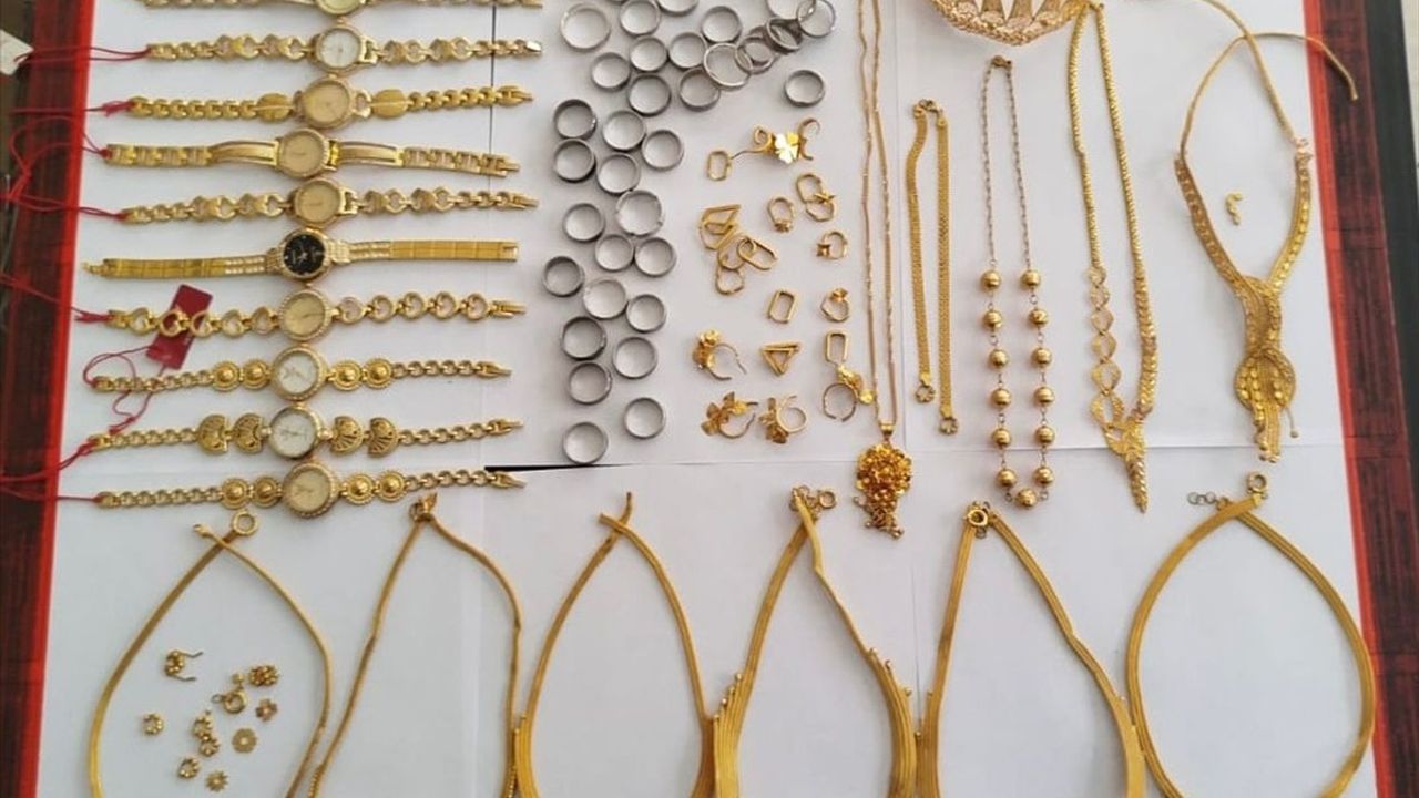 Bitlis Hizan'da duvarı delerek kuyumcudan altın çalan 5 şüpheli yakalandı