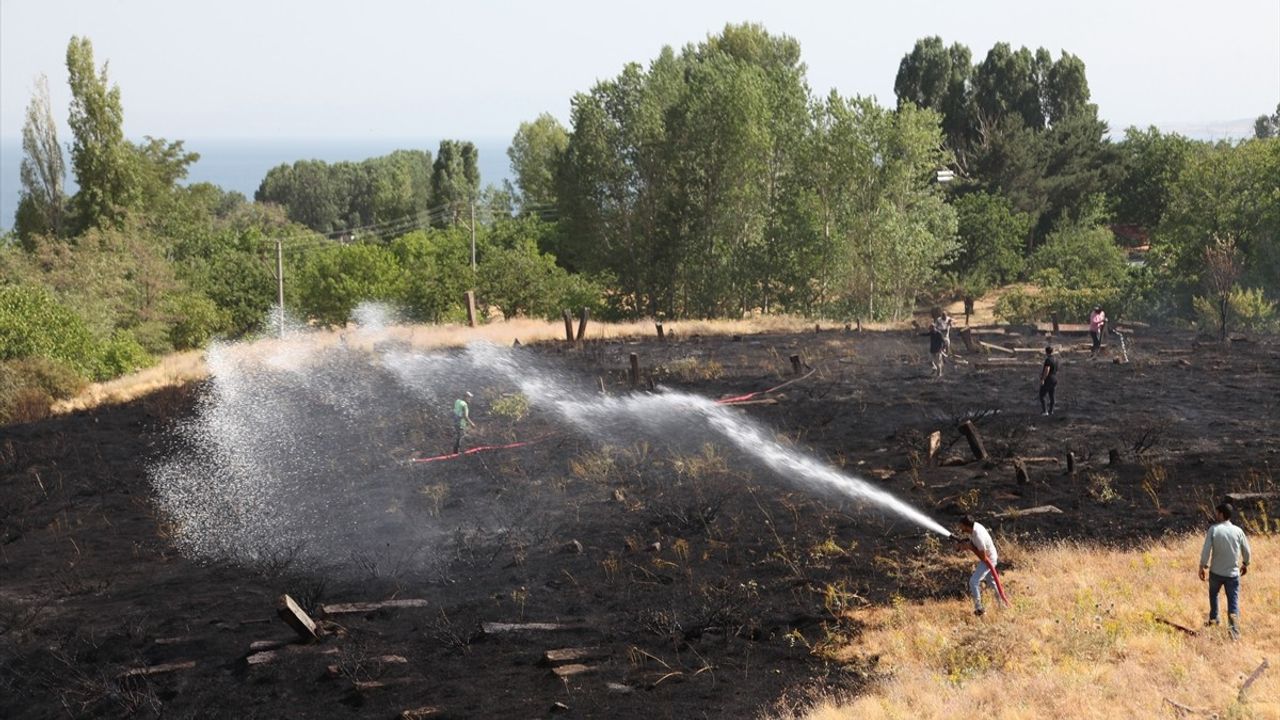 Bitlis'in Ahlat İlçesinde Mezarlıkta Yangın Söndürüldü