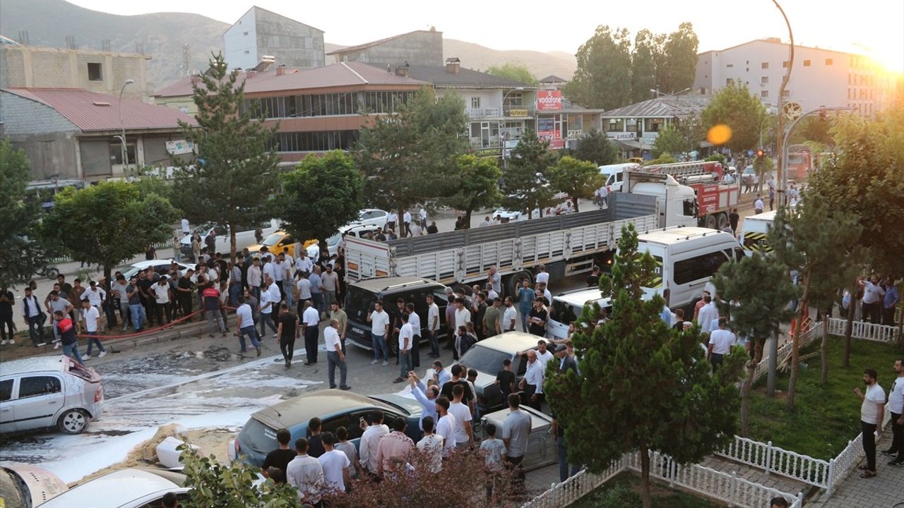 Bitlis'te Freni Boşalan Tır, 11 Araca Çarptı
