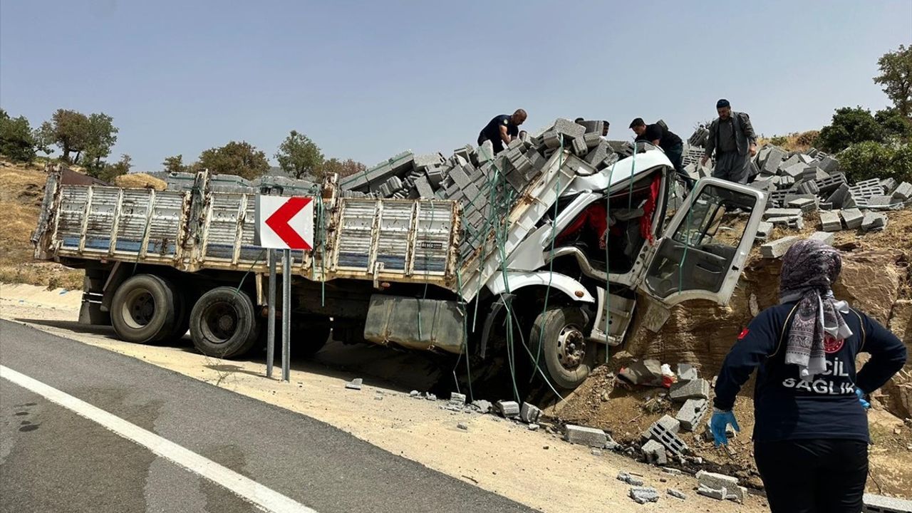 Bitlis'te Kayaya Çarpan Kamyonun Sürücüsü Hayatını Kaybetti