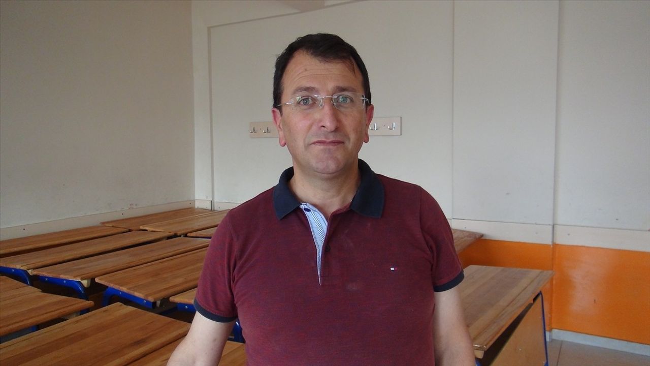 Bitlis'te Öğretmenler Okul Sıralarını Onardı
