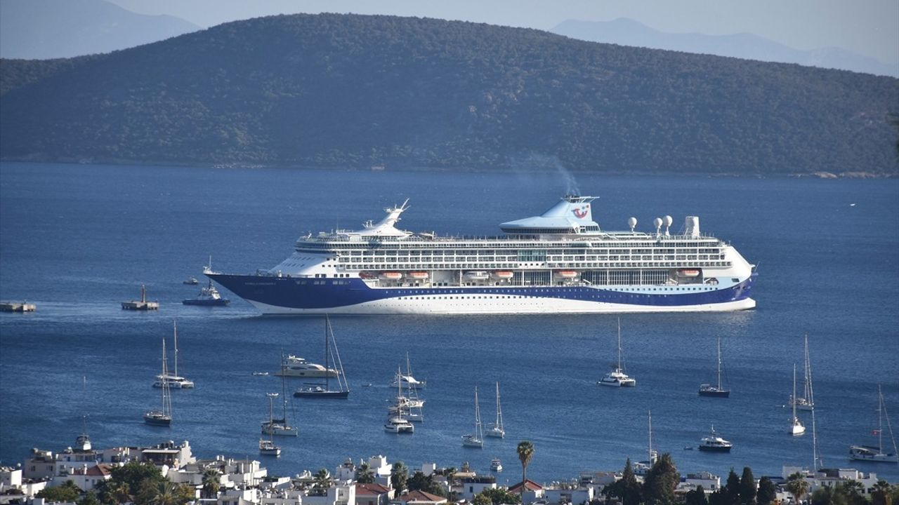 Bodrum'a İki Kruvaziyer: Marella Discovery 2 ve Azamara Pursuit ile 2.609 Yolcu Geldi