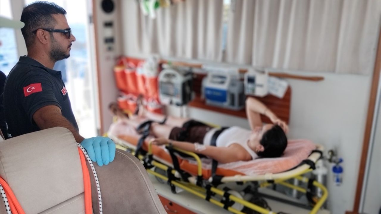 Bodrum açıklarında teknede fenalaşan Meksikalı turist 112 ve Deniz Kurtarma ekipleriyle Karaada'da tahliye edildi