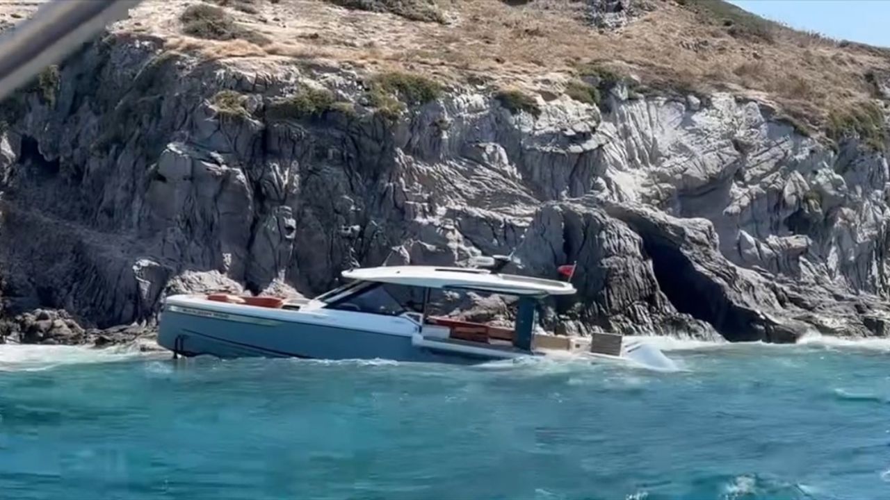 Bodrum'da arızalanan tekne Çatal Adası kıyısına sürüklendi; 3 kişi Sahil Güvenlik tarafından kurtarıldı