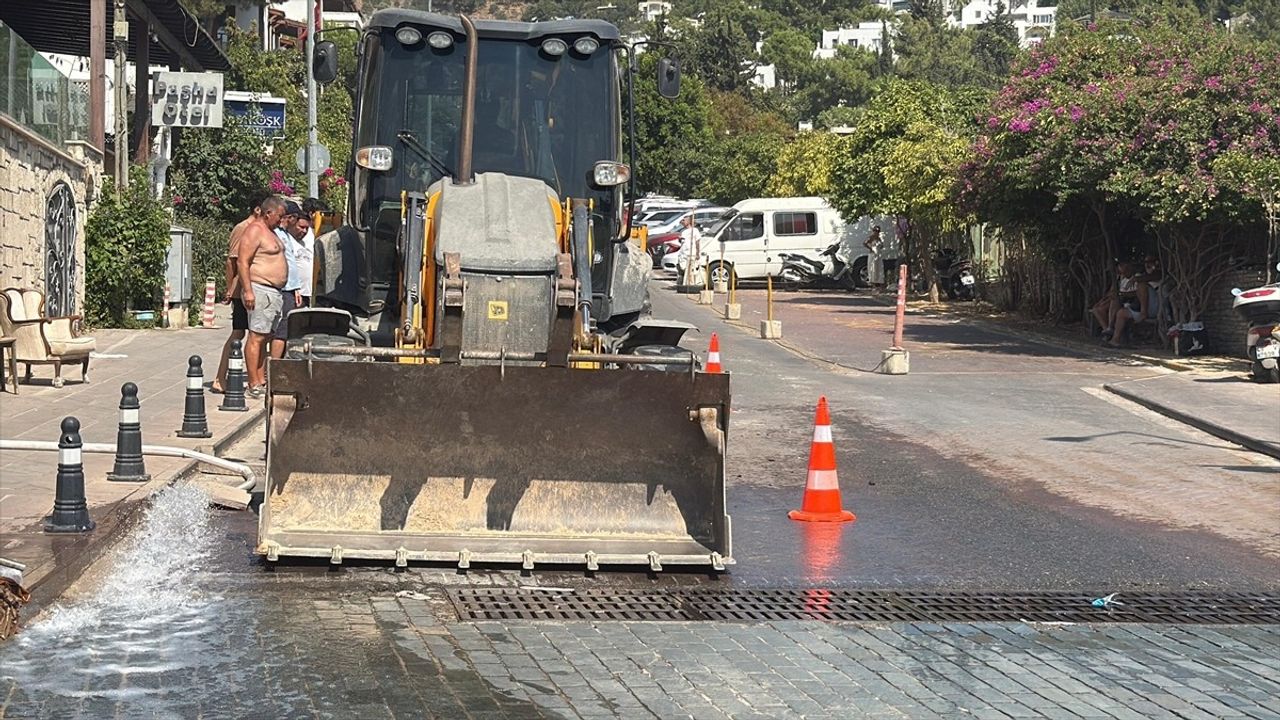 Bodrum'da isale hattı patlayarak Kumbahçe'de iş yeri ve depoda su baskınına yol açtı
