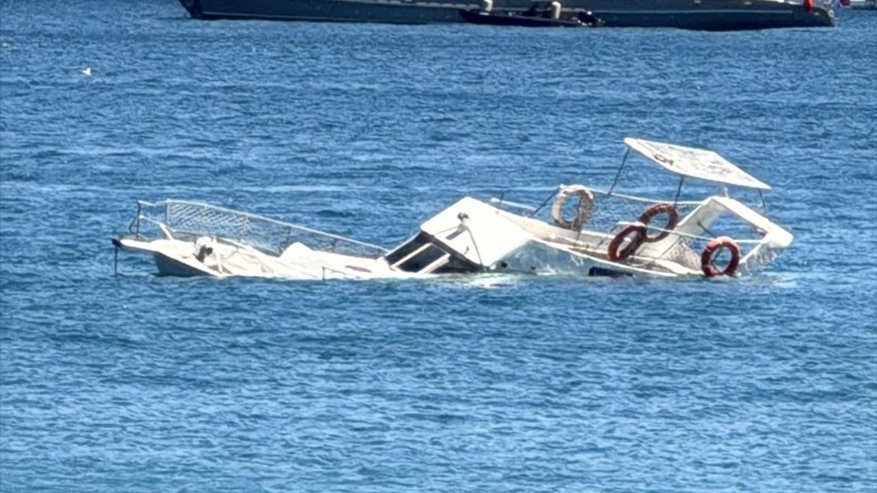 Bodrum'da Torba Koyu'nda arızalanan 10 metrelik ahşap tekne battı